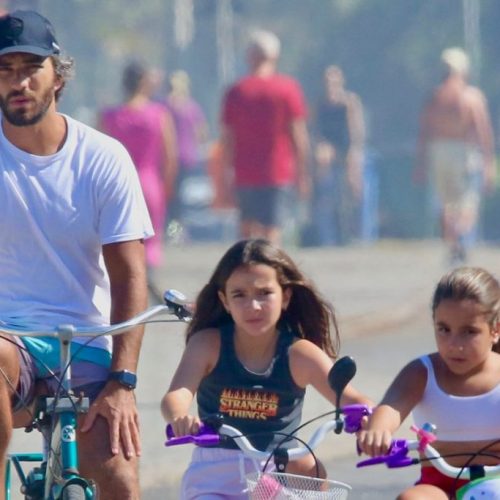 Hugo Moura passeia de bicicleta com a filha no Rio.