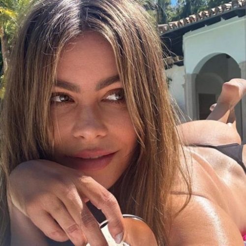 Sofia Vergara posa de fio-dental aos 50 anos e exibe boa forma