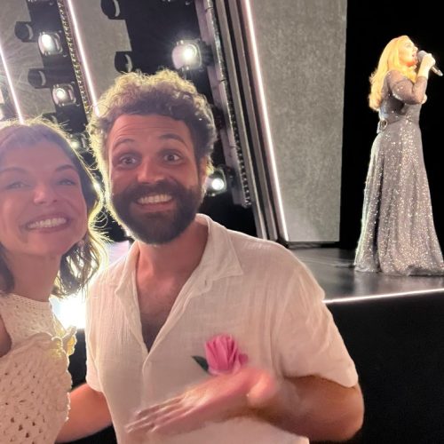 Adele pega o buquê e se torna “madrinha” de um casal de São Paulo que se casou em Las Vegas e comemorou no show da artista.