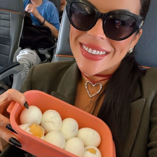 Miss Bumbum Rosana Ferreira relata incômodo de passageira com sua marmita fitness durante voo: “Ela fez uma cara de nojo”