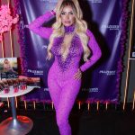 Influencer eleita “mulher perfeita” por inteligência artificial lança perfume com seu próprio cheiro em São Paulo